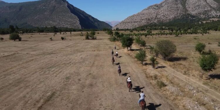 Shqipëria zbulohet mbi kalë, turistët zgjedhin shtigjet jashtë turizmit masiv dhe premtojnë rikthimin
