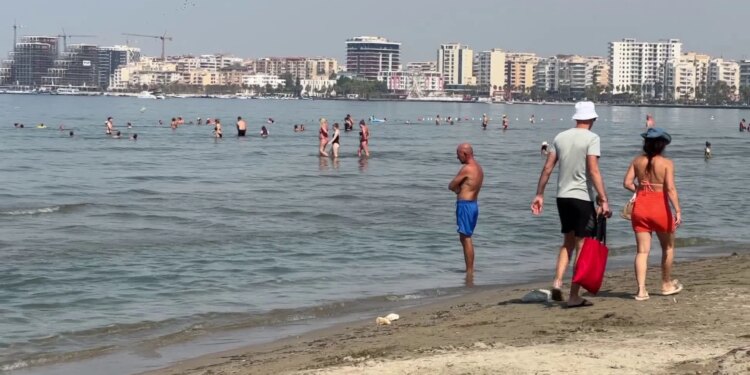 Shtatori mbush Vlorën me çmime më të ulëta, temperatura të buta dhe prenotime të larta