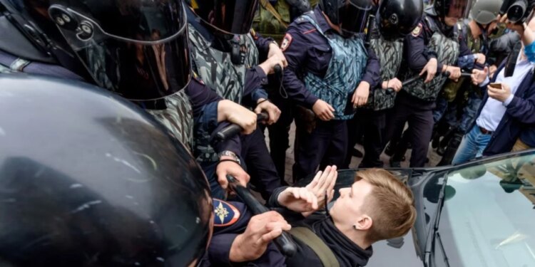 Shteti forcon shtypjen; qindra adoleshentë rusë akuzohen për terrorizëm