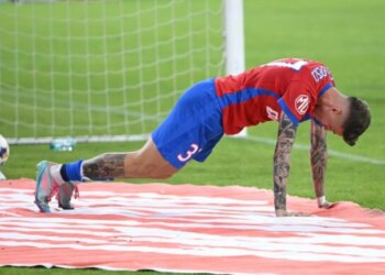 Skandal në Rumani, policia hyn me forcë në shtëpinë e futbollistit dhe e dërgon në psikiatri