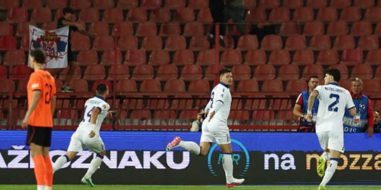 Skandali në Beograd: Kosova është Serbi përsëri në tribunat e Serbi–Holandë