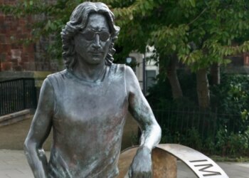 Statuja gjigante e John Lennon në Penny Lane del në ankand, pritet të shitet deri në 100,000 paund