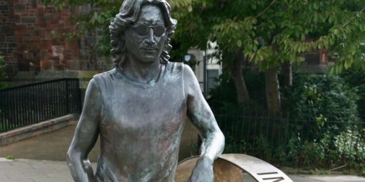 Statuja gjigante e John Lennon në Penny Lane del në ankand, pritet të shitet deri në 100,000 paund