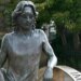 Statuja gjigante e John Lennon në Penny Lane del në ankand, pritet të shitet deri në 100,000 paund