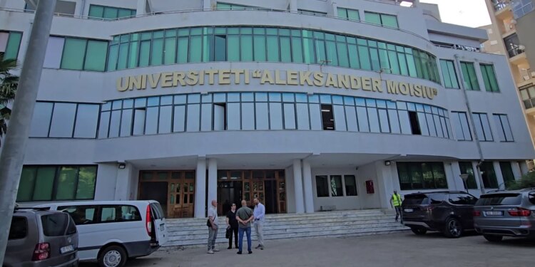 Studentë të huaj nga Europa, Azia dhe Afrika regjistrohen në universitet në Durrës