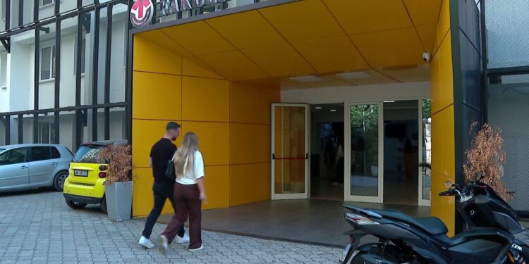 Studentët zgjedhin drejtësinë: Mbi 600 të rinj në auditorë, juridiku hap karriera në AI dhe krimin kibernetik
