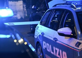 Sulm në Katania me helmeta, shufra dhe karrige ndaj policëve; tre efektivë në spital gjatë operacionit antidrogë
