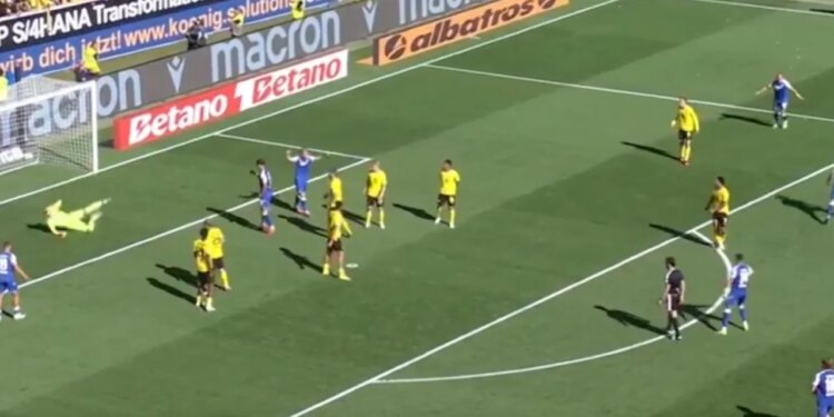 Supergol nga distanca: mesfushori shqiptar ndëshkon Dortmundin në ndeshjen e kampionatit