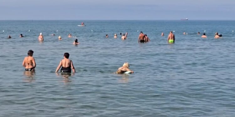 Të huajt zgjedhin Durrësin; Shtatori plot turistë, operatorët: bien çmimet dhe ka më shumë privatësi