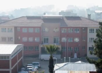 Të shtëna pranë një shkolle në Turqi: 11 të plagosur, arrestohet 15-vjeçari