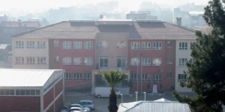 Të shtëna pranë një shkolle në Turqi: 11 të plagosur, arrestohet 15-vjeçari