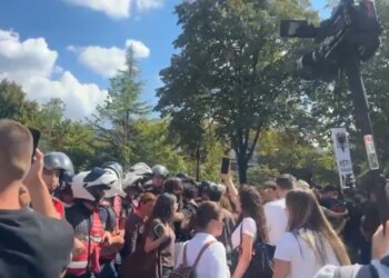 Tensione jashtë Kuvendit: Përplasje mes efektivëve dhe protestuesve, policia bën thirrje për lirimin e rrugës