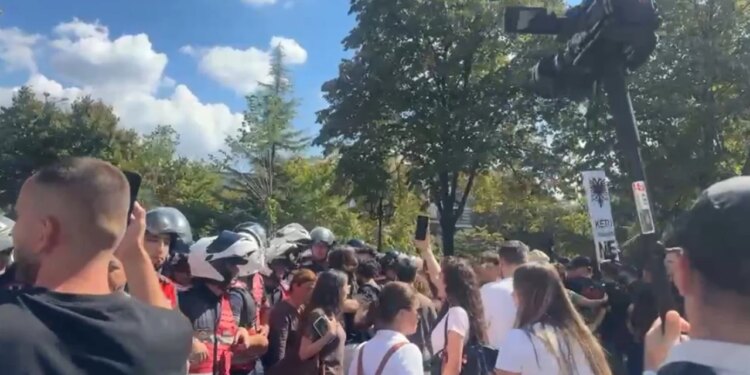 Tensione jashtë Kuvendit: Përplasje mes efektivëve dhe protestuesve, policia bën thirrje për lirimin e rrugës