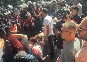 Tensione në protestë pranë Kuvendit, policia arreston disa protestues