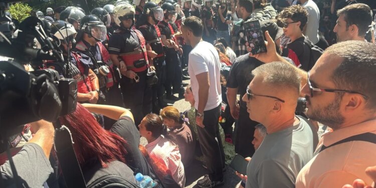 Tensione në protestë pranë Kuvendit, policia arreston disa protestues