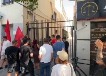 Tensionet te Kryeministria; Policia arreston 13, protestuesit te Komisariati nr. 3: Lironi shqipet!