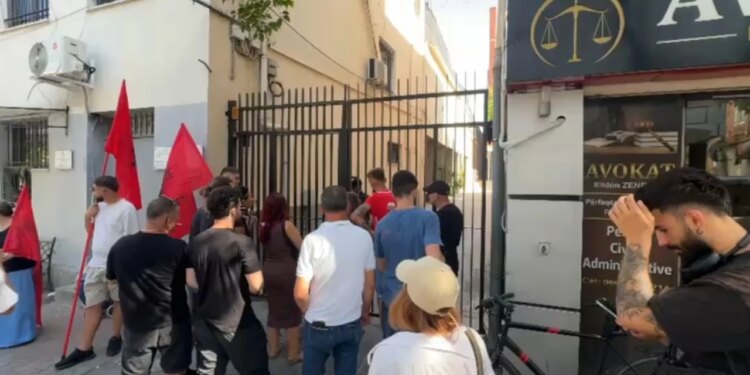 Tensionet te Kryeministria; Policia arreston 13, protestuesit te Komisariati nr. 3: Lironi shqipet!