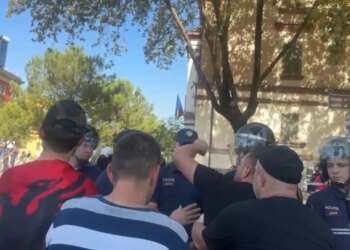 Tensionet te ministria e Brendshme, një protestues shoqërohet; policia kordon jashtë godinës
