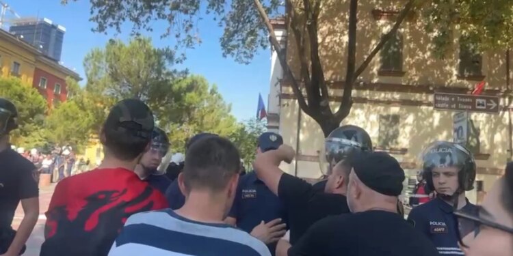 Tensionet te ministria e Brendshme, një protestues shoqërohet; policia kordon jashtë godinës