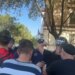 Tensionet te ministria e Brendshme, një protestues shoqërohet; policia kordon jashtë godinës
