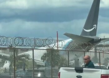Thriller në aeroportin e Miamit: Aeroplani i mallrave del nga pista dhe përplaset me automjetet, raportohet për lëndime