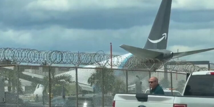 Thriller në aeroportin e Miamit: Aeroplani i mallrave del nga pista dhe përplaset me automjetet, raportohet për lëndime