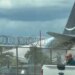 Thriller në aeroportin e Miamit: Aeroplani i mallrave del nga pista dhe përplaset me automjetet, raportohet për lëndime