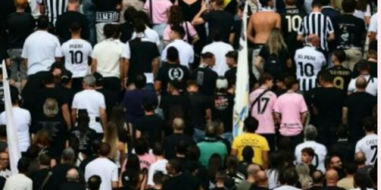 Tifozë të Juventusit njollosin homazhin për Mazzolën, kthejnë shpinën fushës dhe thërrasin emrin e Scireas