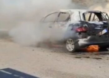 Toyota Auris përfshihet nga flakët pranë kthesës së Picarit dhe shkrumbohet e gjitha