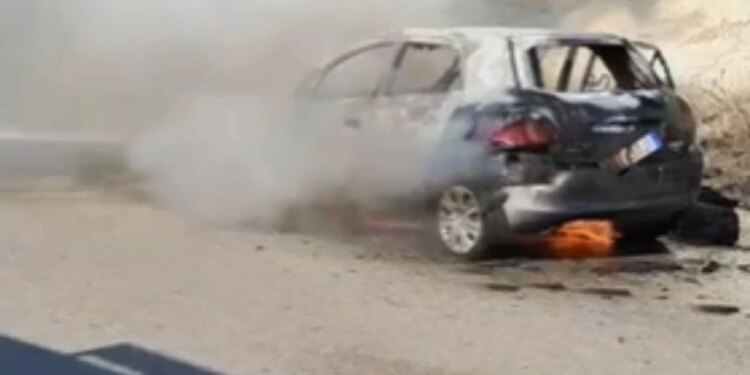 Toyota Auris përfshihet nga flakët pranë kthesës së Picarit dhe shkrumbohet e gjitha