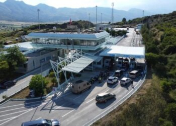 Trafik droge nga Shqipëria drejt Greqisë, ndalohen shoferi dhe pasagjeri i furgonit, sekuestrohen rreth 90 kg