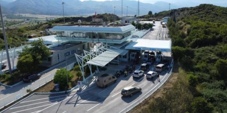 Trafik droge nga Shqipëria drejt Greqisë, ndalohen shoferi dhe pasagjeri i furgonit, sekuestrohen rreth 90 kg