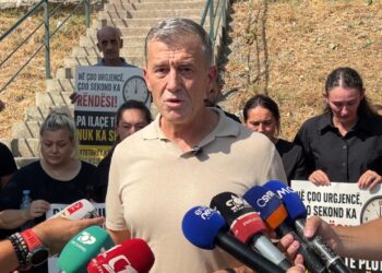 Tragjedia me dy viktima, banorët protestojnë para qendrës shëndetësore në Vaun e Dejës: Nuk ka mjekë pas 16:00