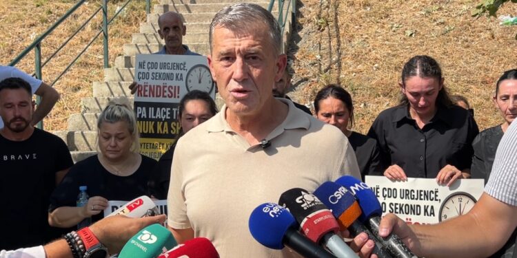 Tragjedia me dy viktima, banorët protestojnë para qendrës shëndetësore në Vaun e Dejës: Nuk ka mjekë pas 16:00
