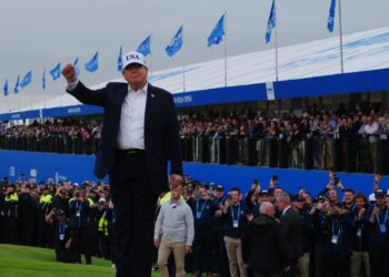 Trump surprizon në Irlandë, njofton heqjen e tarifës 10% për uiskin irlandez; thotë se të gjithë më bezdisnin