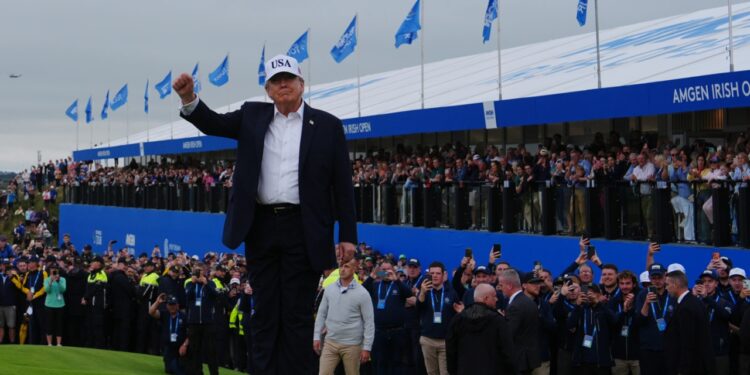 Trump surprizon në Irlandë, njofton heqjen e tarifës 10% për uiskin irlandez; thotë se të gjithë më bezdisnin