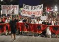 Tubimi i 122 poshtë zyrës së kryeministrit Rama mbyllet nga protestuesit me marshimin e përnatshëm