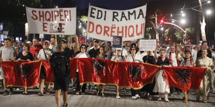 Tubimi i 122 poshtë zyrës së kryeministrit Rama mbyllet nga protestuesit me marshimin e përnatshëm