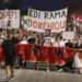 Tubimi i 122 poshtë zyrës së kryeministrit Rama mbyllet nga protestuesit me marshimin e përnatshëm