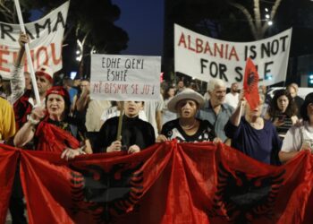 Tubuesit marshojnë në rrugët e kryeqytetit në ditën e 111 të protestës