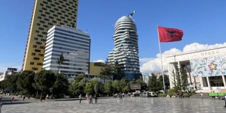 Turizmi ngadalësoi në gusht; në tetëmujor regjistrohen 9.4 milionë hyrje të huajsh, 5.3% më shumë se në 2025