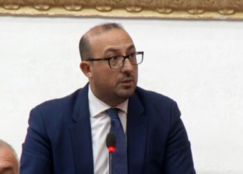 U fikën llambat e Parlamentit dhe Qeverisë; Korreshi: Ku është Presidenti?
