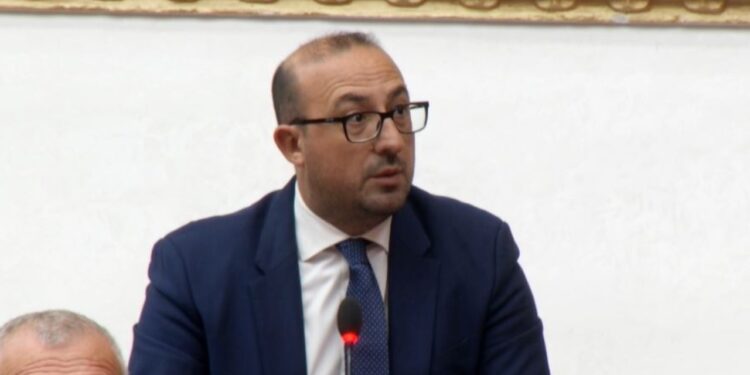 U fikën llambat e Parlamentit dhe Qeverisë; Korreshi: Ku është Presidenti?