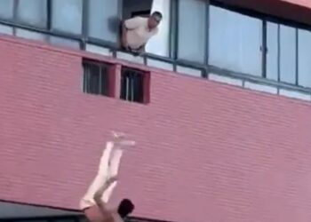 U kap me gruan e tjetrit, moment frikësues kur burri bie nga dritarja teksa tentoi të arratisej
