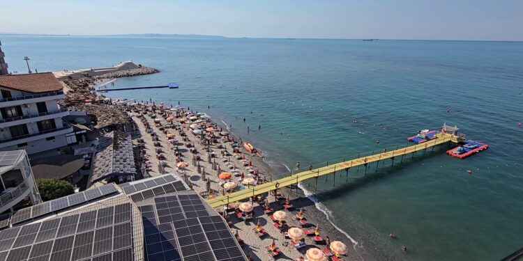 Valë e re turistësh në Durrës: vizitorë europianë zgjedhin shtatorin për më shumë qetësi; operatorët ankohen për punonjës