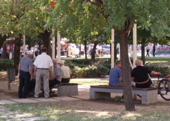 Vapa rëndon të sëmurët kronikë; nxehtësia zgjat në shtator, mjekët këshillojnë hidratim dhe shmangie të pikut