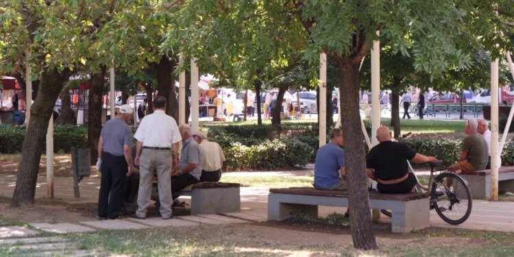 Vapa rëndon të sëmurët kronikë; nxehtësia zgjat në shtator, mjekët këshillojnë hidratim dhe shmangie të pikut