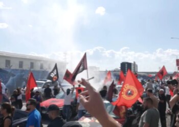 Vendimi i Hagës për liderët e UÇK-së: protestuesit hedhin gurë drejt godinës qeveritare në Prishtinë