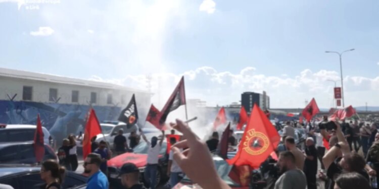 Vendimi i Hagës për liderët e UÇK-së: protestuesit hedhin gurë drejt godinës qeveritare në Prishtinë