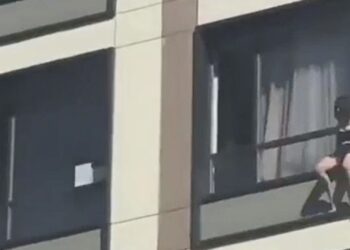 Video/ 27-vjeçarja ndërmerr aktin ekstrem, hidhet nga kati i 15 dhe bie mbi karrocën me fëmijë